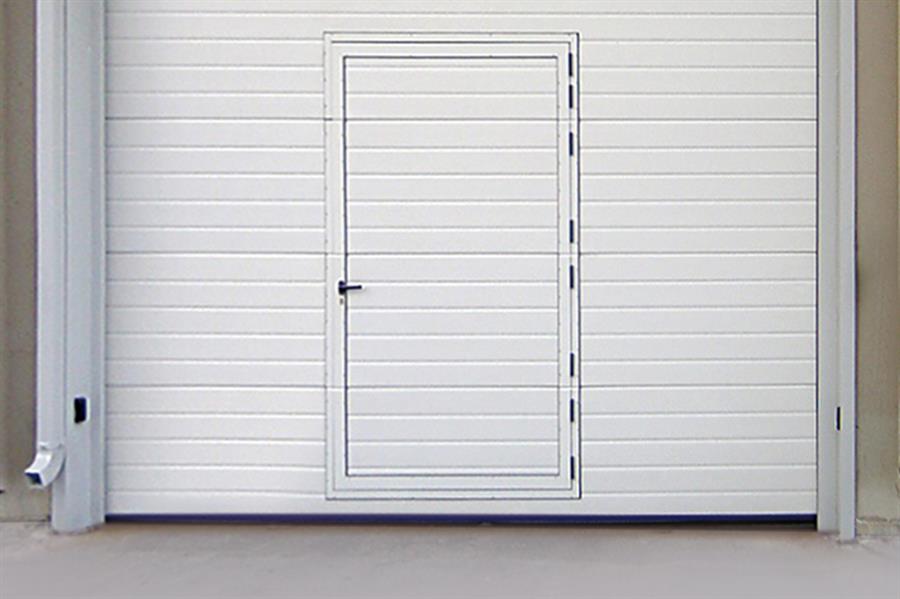 central pedestrian door with standard lower base of 20,6 cm